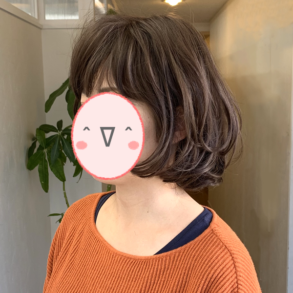 女性らしく柔らかい雰囲気のヘアスタイル