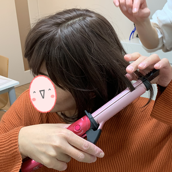 実際にヘアアイロンを使った医療用ウィッグのセットにトライ