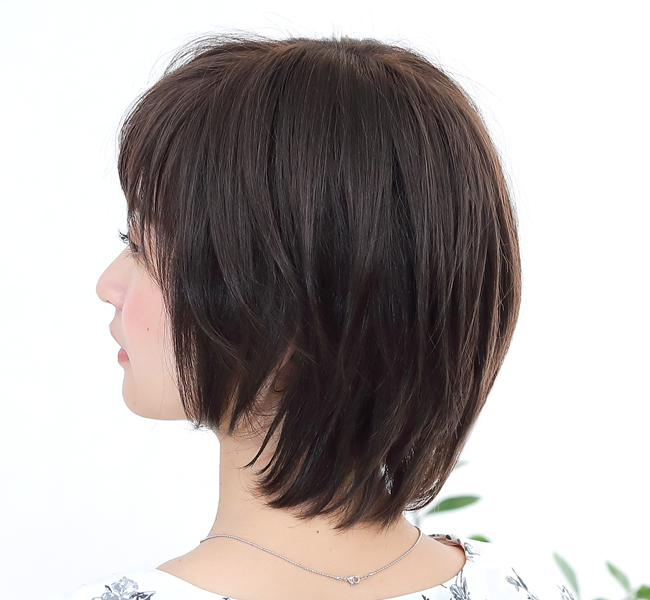 医療用ウィッグのバックスタイルも美しく洗練されています
