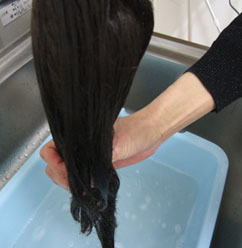医療用ウィッグの水分の取り方