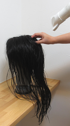 乾かすのは医療用ウィッグの髪の根元から
