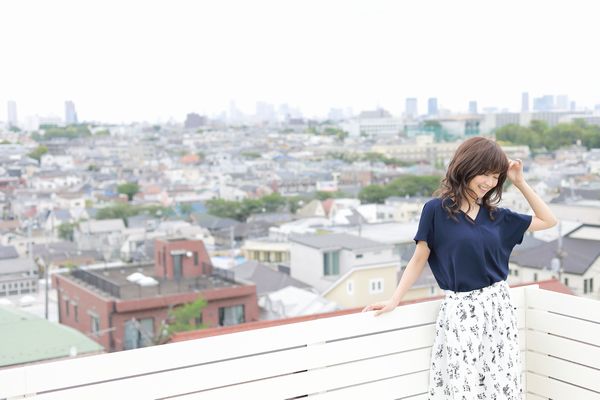 医療用ウィッグをロールブラシでスタイリングしたり、指でカールをつまんだり、絡ませながら行うとウェーブが戻りやすくなります