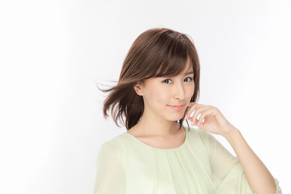 髪の毛の流れを整えるようにドライヤーを上下に動かして温風をあてると、ツヤのあるストレートの医療用ウィッグになりま