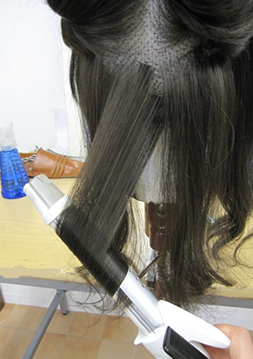 あらかじめ医療用ウィッグの髪をいくつかに分けて留めておくと、ヘアアイロンが扱いやすくなります