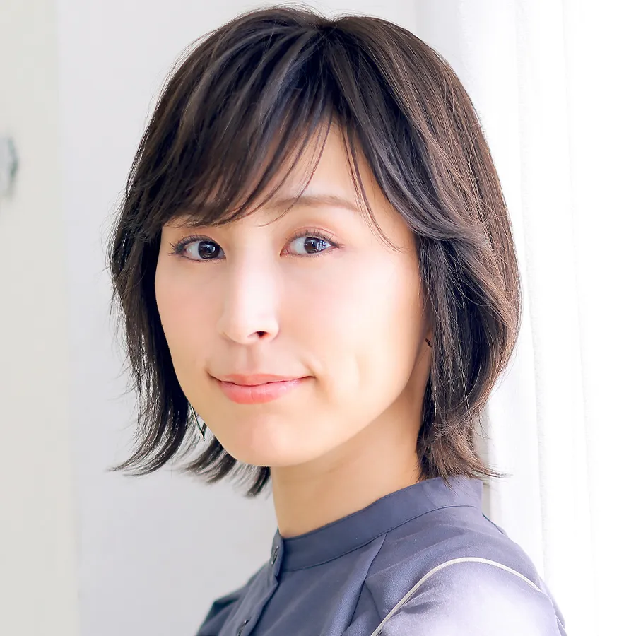 医療用ウィッグ グレンヌミディ 抜け感レイヤーと外ハネが特徴のミディアムヘアスタイル 正面