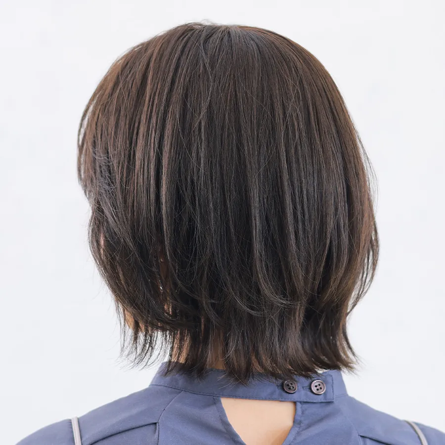 医療用ウィッグ グレンヌミディ 後ろ姿のレイヤーミディアムヘア 軽やかな毛流れと自然な丸み