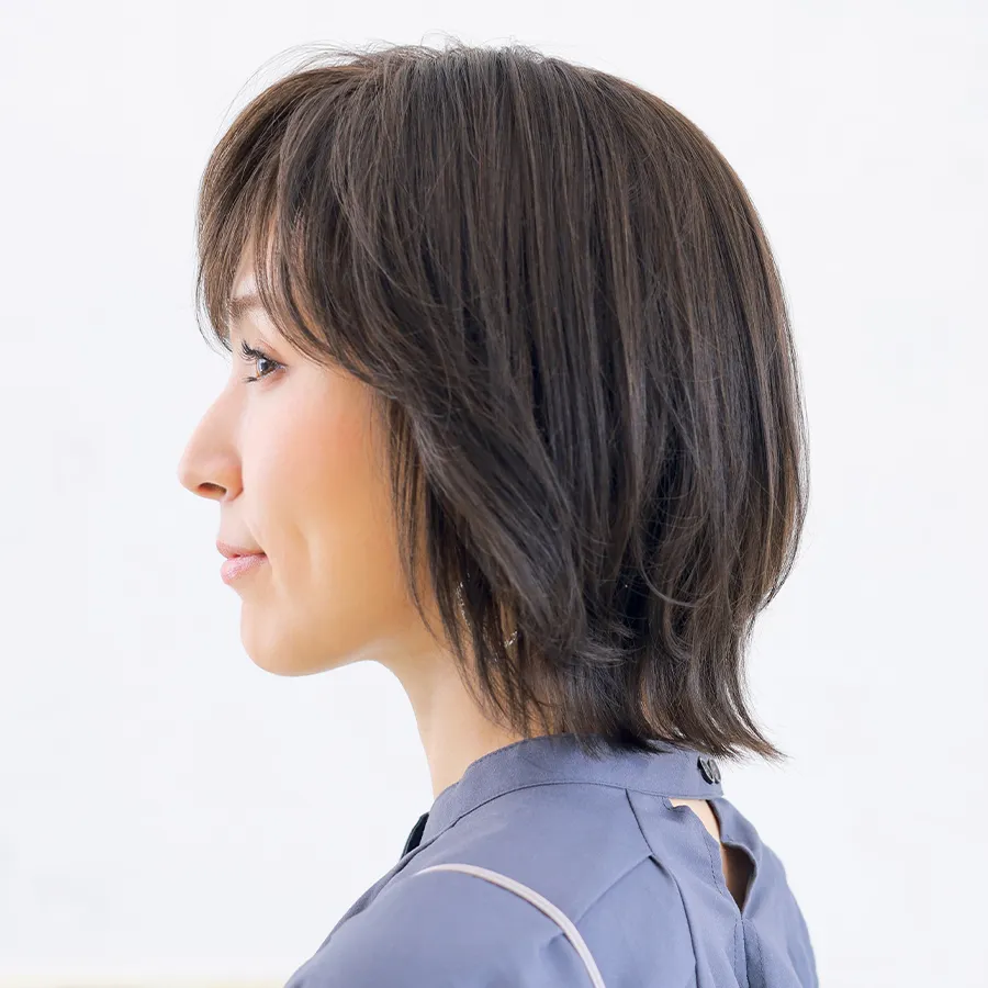 グレンヌミディ 医療用ウィッグ  動きのある外ハネミディアム 横から見たヘアスタイル