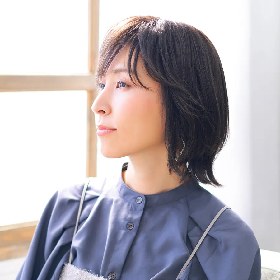 医療用ウィッグ 外ハネとレイヤーのバランスが美しい大人ミディアム 横顔スタイル